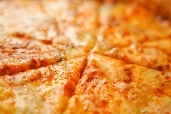 İtalyan pizzası dört peynir, ev yapımı yemek. Lezzetli bir yemek için konsept. Yakın çekim — Stok fotoğraf