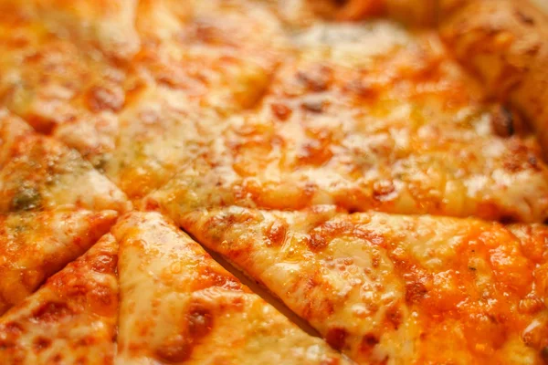 Olasz pizza Négysajtos, házi készítésű ételt. Koncepció egy ízletes étel. Közelről — Stock Fotó