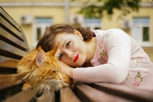 Великий червоний котячий котячий кіт жахливий і сумний. молода власник жінка обіймає і гладить свого помаранчевого улюбленця в стресі з першої прогулянки на відкритому повітрі . — стокове фото