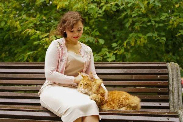 Jolies filles se promène avec son gros chat en plein air. concept d'amour et câlin heureux avec animal de compagnie . — Photo