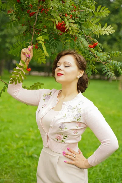 Ülkede chokeberry toplama güzel kadın — Stok fotoğraf