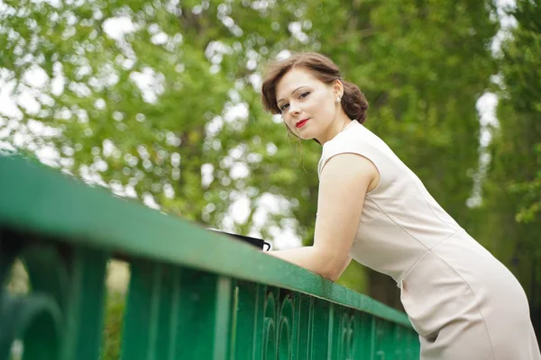 Mode portret van jonge vrouw in klassieke Pinup beige jurk buiten in de stad — Stockfoto