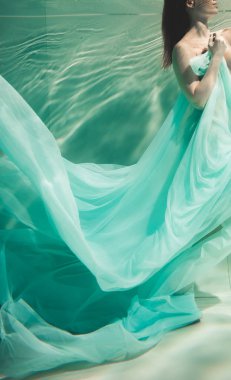 genç kadın tek başına moda kumaş sualtı gizli ile yüzme