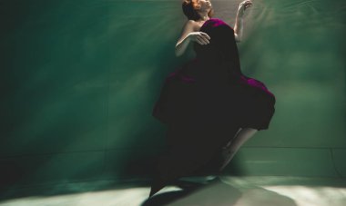 genç kadın tek başına moda kumaş sualtı gizli ile yüzme