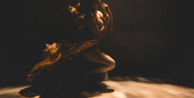 genç kadın tek başına moda kumaş sualtı gizli ile yüzme