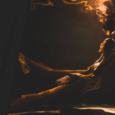 genç kadın tek başına moda kumaş sualtı gizli ile yüzme