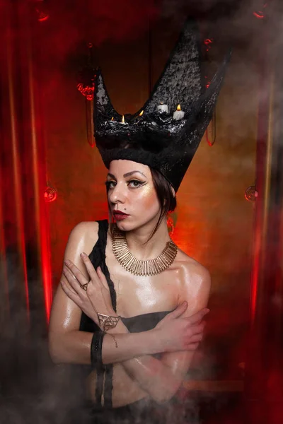 Malvagia strega donna elegante con grande cappello nero su sfondo scuro spaventoso fumoso da solo — Foto Stock