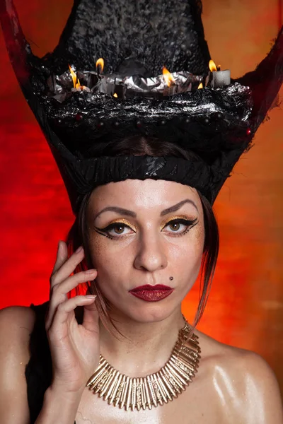暗い怖いスモーキーな背景だけで大きな黒い帽子を持つ邪悪なスタイリッシュな女性の魔女 — ストック写真