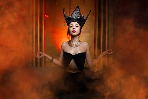 邪恶的时尚女人女巫与大黑帽子在黑暗可怕的烟雾背景单独 — 图库照片
