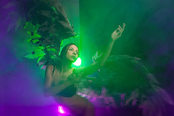 Anjo escuro com a magia grandes asas sujas na fumaça colorida — Fotografia de Stock