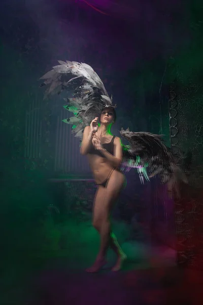 黑暗天使与神奇的大肮脏的翅膀在五颜六色的烟雾 — 图库照片