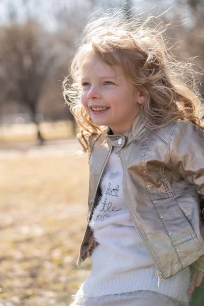 Little girl walking alone in the city park and enjoy. — Stock Photo, Image