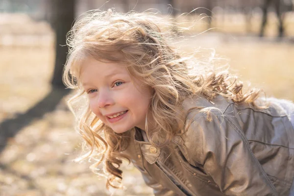 Little girl walking alone in the city park and enjoy. — Stock Photo, Image