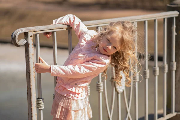 Niña caminando sola en el parque de la ciudad y disfrutar . —  Fotos de Stock