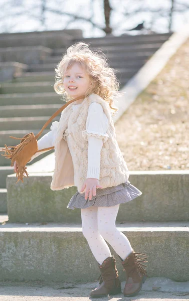 市内の公園で一人歩く小さな女の子とお楽しみください. — ストック写真