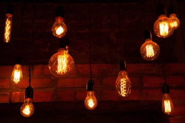 geceleri tuğla duvar arka plan asılı klasik farklı retro ampuller