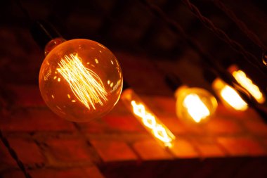 geceleri tuğla duvar arka plan asılı klasik farklı retro ampuller