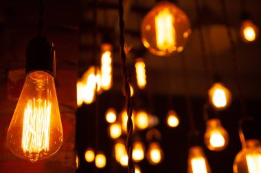 geceleri tuğla duvar arka plan asılı klasik farklı retro ampuller