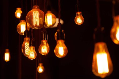 geceleri tuğla duvar arka plan asılı klasik farklı retro ampuller