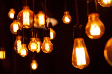 geceleri tuğla duvar arka plan asılı klasik farklı retro ampuller