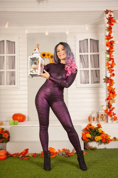 Jolie femme halloween en combinaison de tigre serré prêt à célébrer et à attendre des amis pour une fête en plein air — Photo