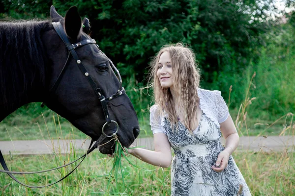아름다운 캅카스 소녀는 말을 타고 걷고 시골에서 여름을 즐긴다. — 스톡 사진