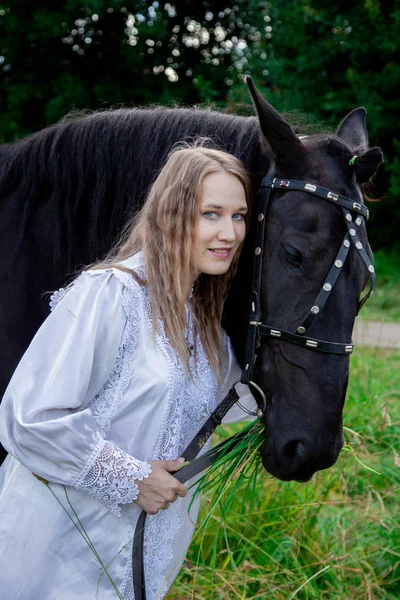 Piękne kaukaskie młoda dziewczyna spacery z koniem i cieszy się lato na wsi. — Zdjęcie stockowe