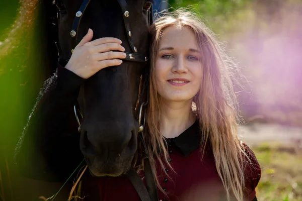 Bela menina caucasiana andando com um cavalo e gosta de verão no campo . — Fotografia de Stock