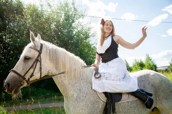 Bela menina caucasiana andando com um cavalo e gosta de verão no campo . — Fotografia de Stock