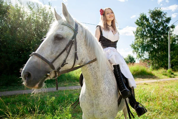 Bela menina caucasiana andando com um cavalo e gosta de verão no campo . — Fotografia de Stock