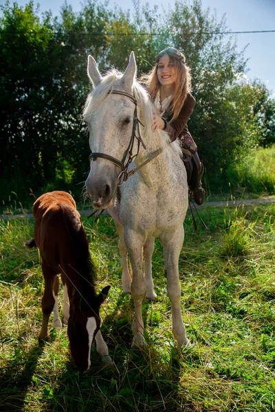 美丽的高加索姑娘骑着马散步，享受着乡村的夏日时光. — 图库照片