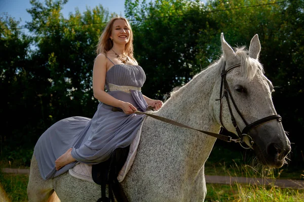 Güzel beyaz kız bir atla yürüyor ve yaz tatilini kırsalda geçiriyor.. — Stok fotoğraf