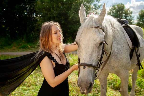 아름다운 캅카스 소녀는 말을 타고 걷고 시골에서 여름을 즐긴다. — 스톡 사진