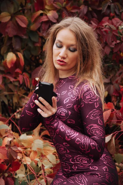 Csinos halloween tigris lány okostelefon fekete gumi denevér esetében — Stock Fotó
