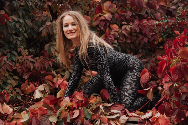 Mujer bastante caucásica en traje de leopardo futurista caminando en el parque de la ciudad — Foto de Stock