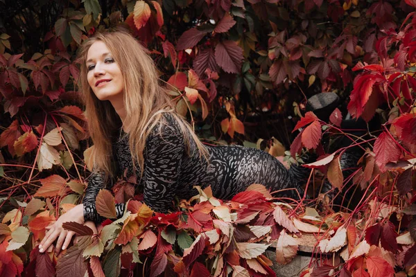 Mulher muito caucasiana em traje de leopardo futurista andando no parque da cidade — Fotografia de Stock