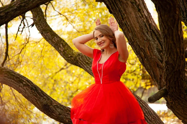 Mujer joven caminando en el fondo del jardín de otoño solo — Foto de Stock