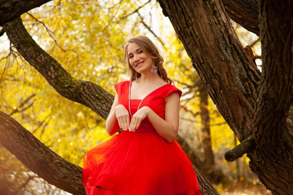 Junge Frau allein im herbstlichen Garten unterwegs — Stockfoto