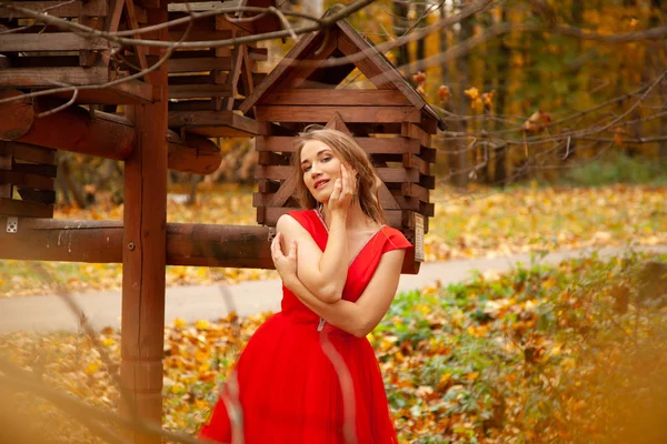 Fiatal nő séta az őszi kertben háttér egyedül — Stock Fotó