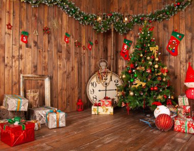 Noel topları ve hediyeleri olan bir çam ağacı. Odada kimse yok.