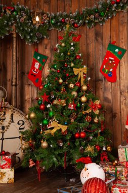 Noel topları ve hediyeleri olan bir çam ağacı. Odada kimse yok.
