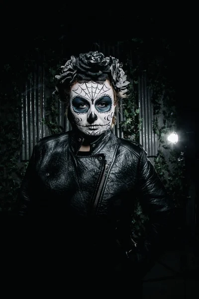 Halloween mörk gotisk skrämmande make up. Santa Muerte-konceptet. — Stockfoto