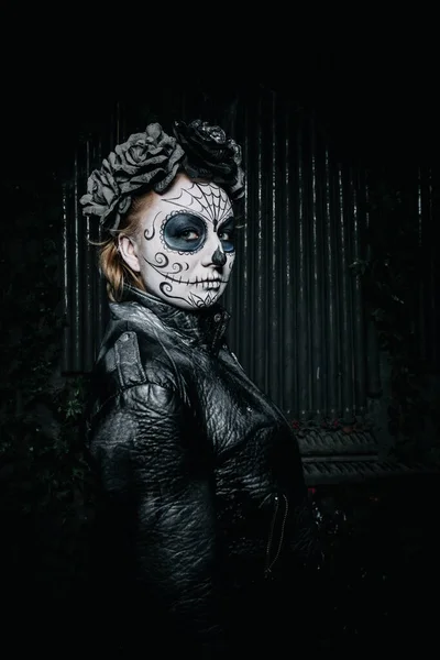 Halloween ciemnogotycki przerażający makijaż. Koncepcja Santa Muerte. — Zdjęcie stockowe