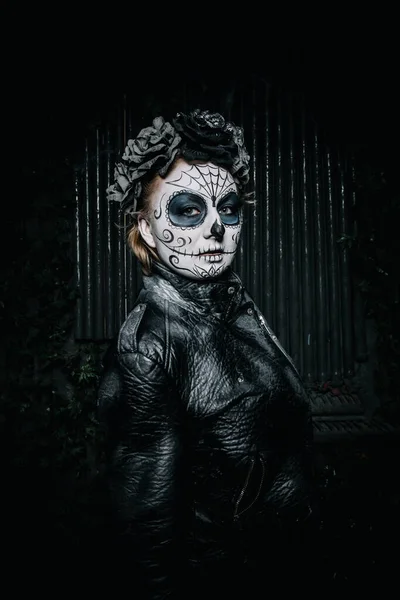 Halloween ciemnogotycki przerażający makijaż. Koncepcja Santa Muerte. — Zdjęcie stockowe