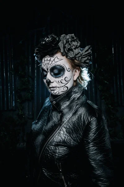 Halloween oscuro gótico asustadizo maquillaje. Concepto de Santa Muerte . —  Fotos de Stock