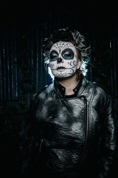 Halloween mörk gotisk skrämmande make up. Santa Muerte-konceptet. — Stockfoto