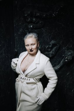 Stüdyoda siyah arka planda beyaz elbiseli sıradışı bir kızın portresi. Kadın artı boyut albino. Her insanda güzellik kavramı