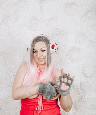 Beyaz arka planda kulaklık takmış güzel bir kadının portresi.