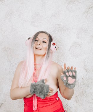 Beyaz arka planda kulaklık takmış güzel bir kadının portresi.