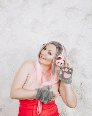 Beyaz arka planda kulaklık takmış güzel bir kadının portresi.